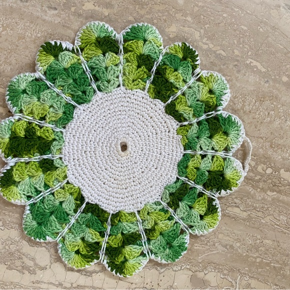 Hand crocheted doilies multicolored 5 to 6 inches - Picture 3 of 5